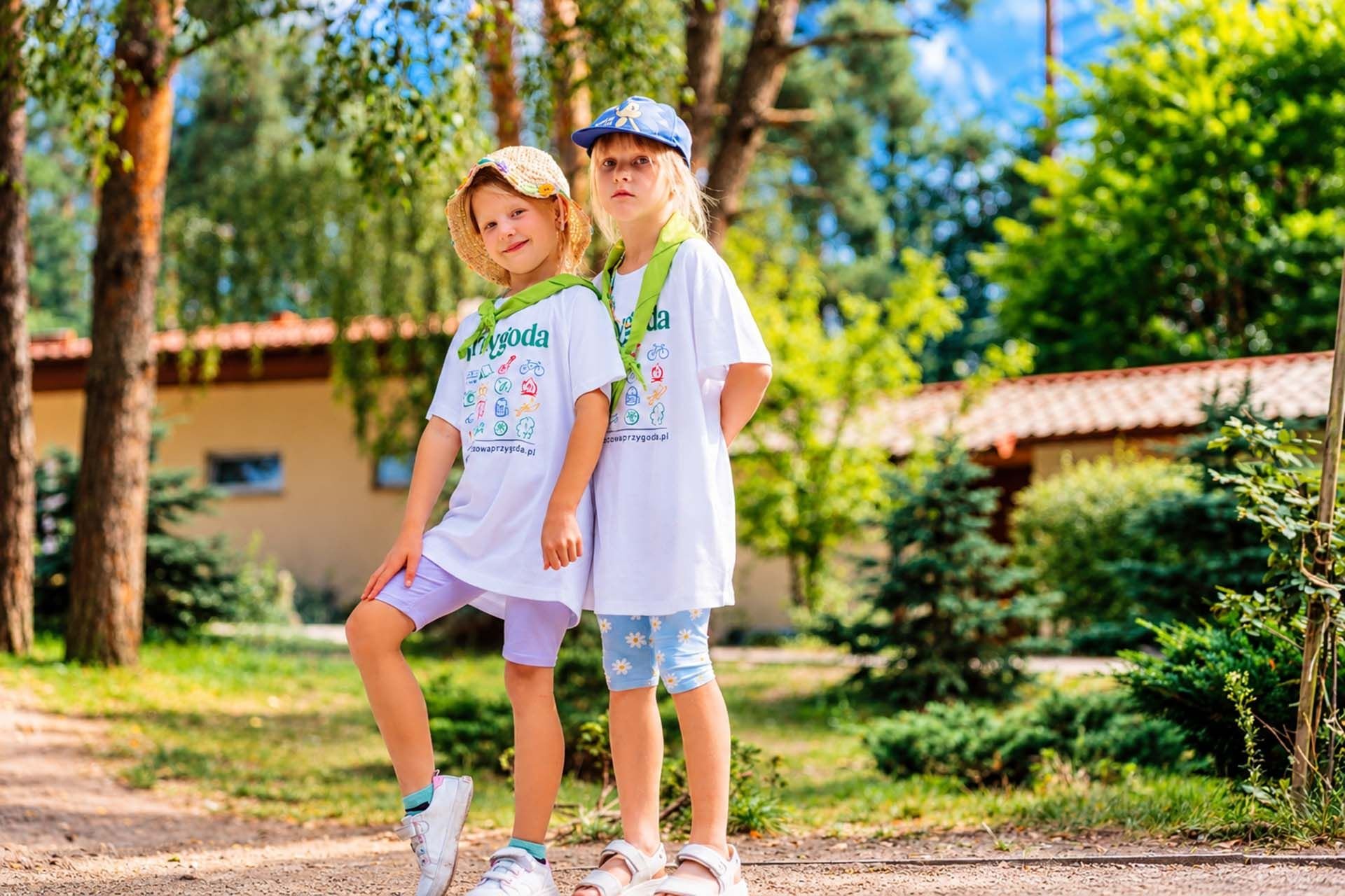 Dwie dziewczynki na ścieżce w Bazie Smerzyn podczas Kids Camp