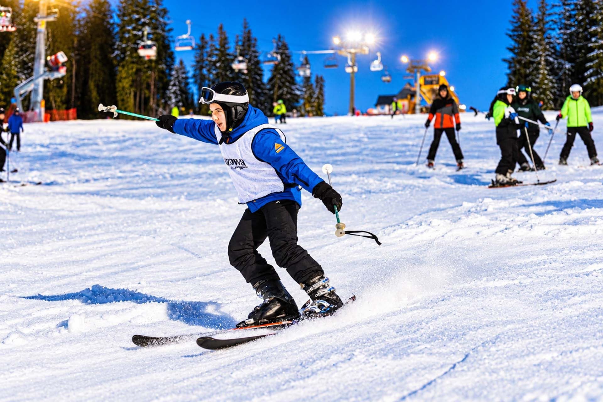 Dynamiczna jazda na oświetlonym stoku Ski Safari