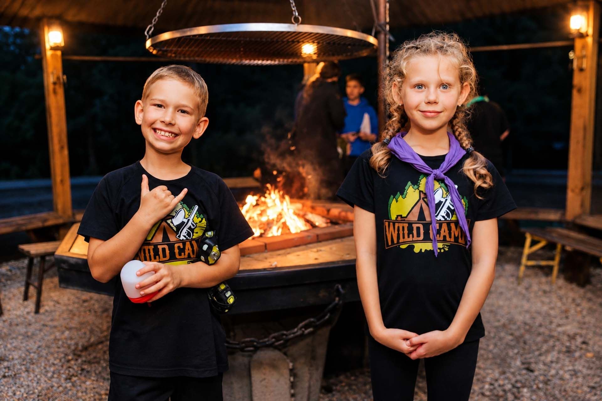 Dzieci przy ognisku na Wild Camp w Kuźnicy