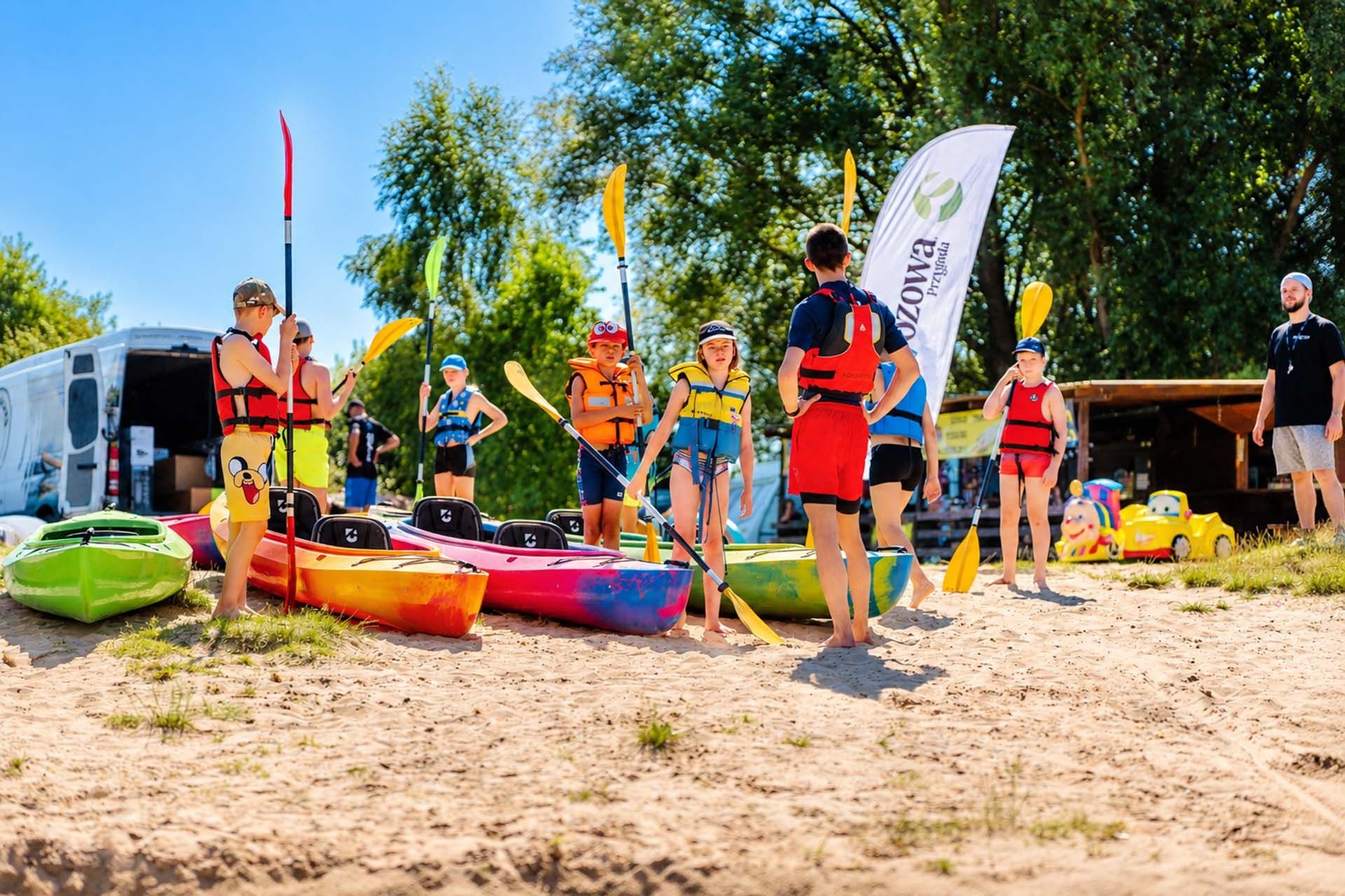 Dzieci przygotowują się do wypłynięcia kajakami w Smerzynie