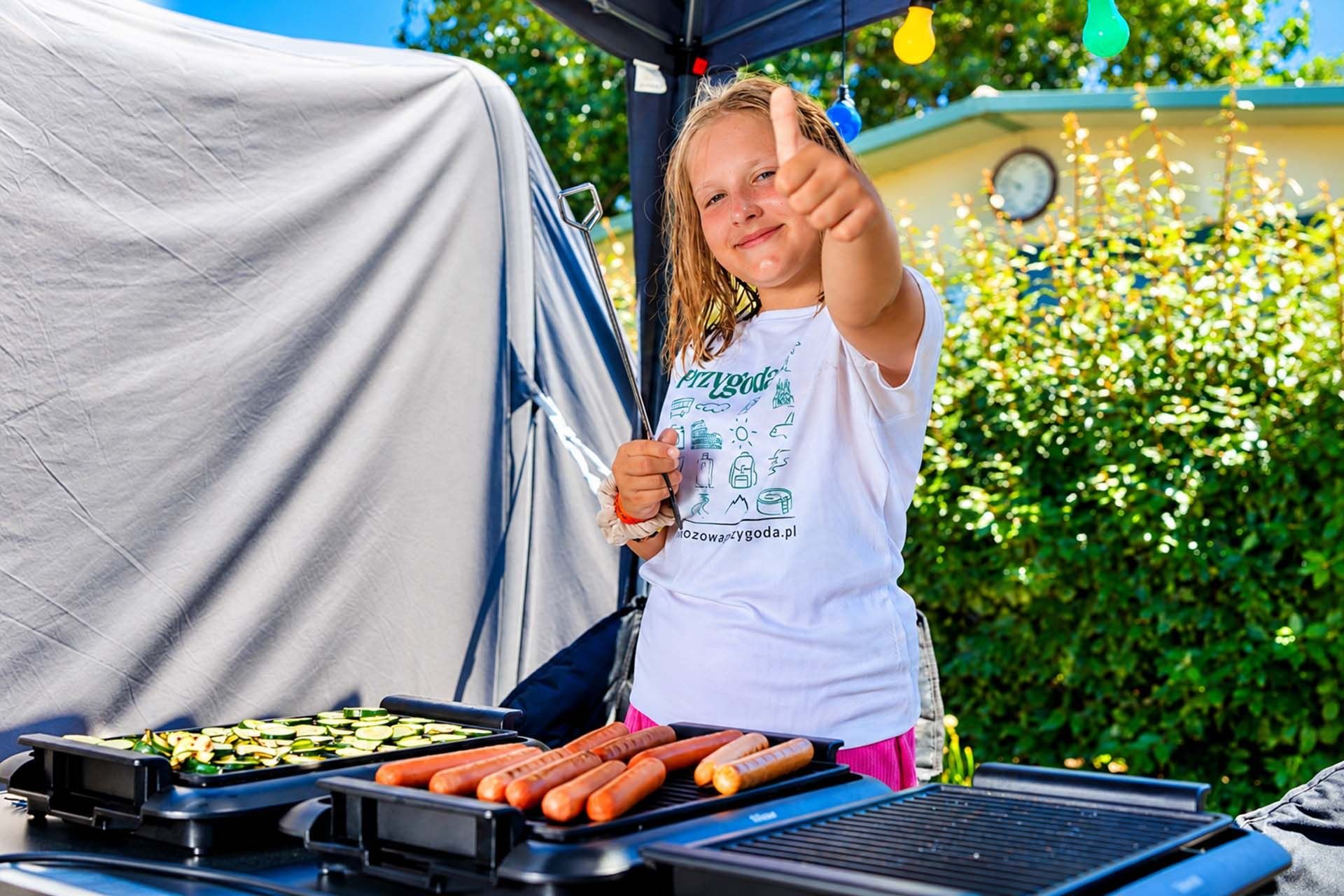 Uczestniczka Italy Camp przy grillu na campingu