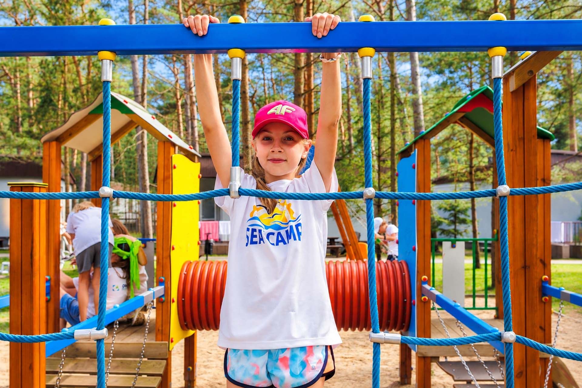 Dziewczynka na kolorowym placu zabaw podczas Sea Camp