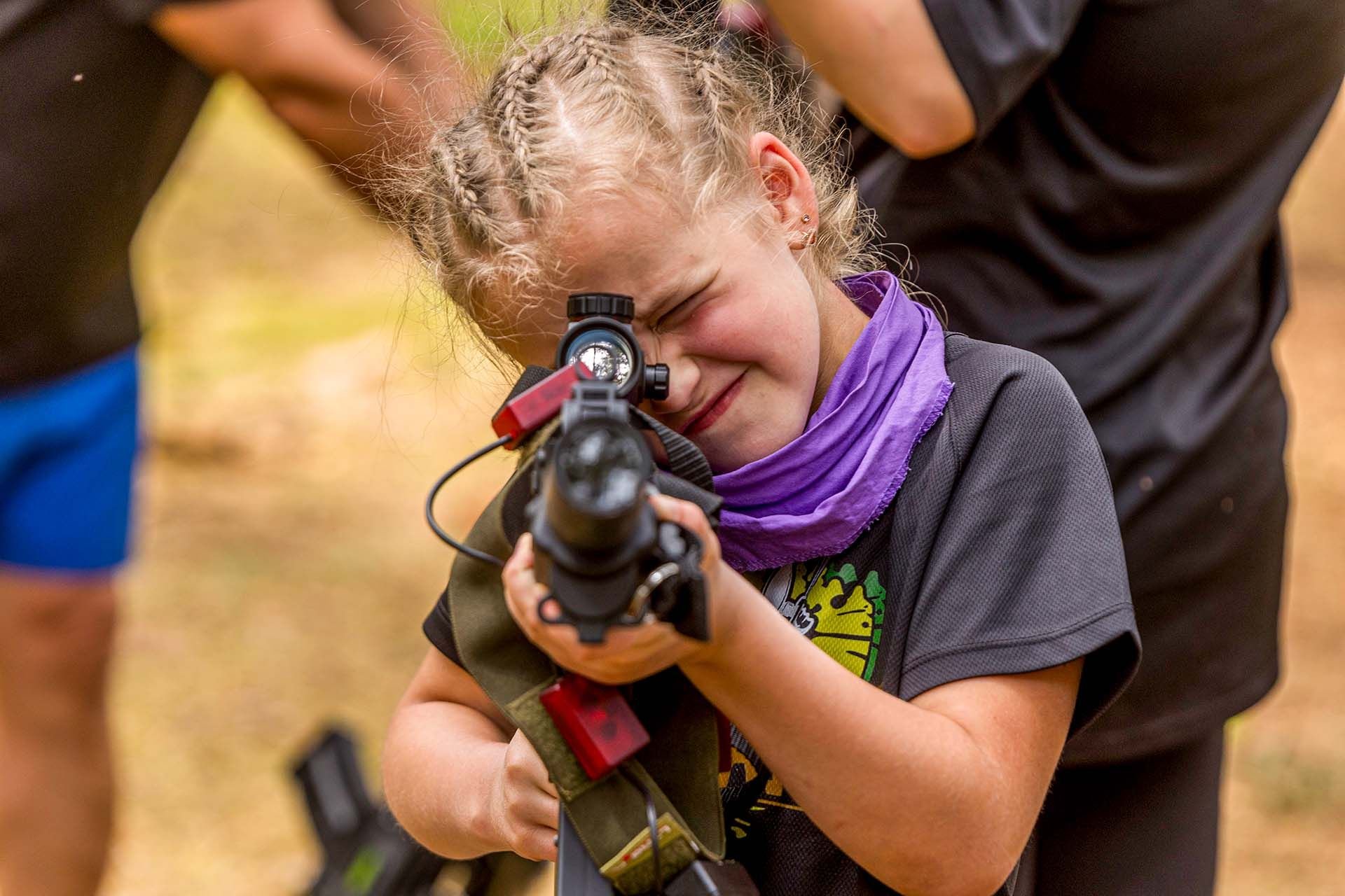 Dziewczynka z karabinem do paintballa laserowego w Kuźnicy