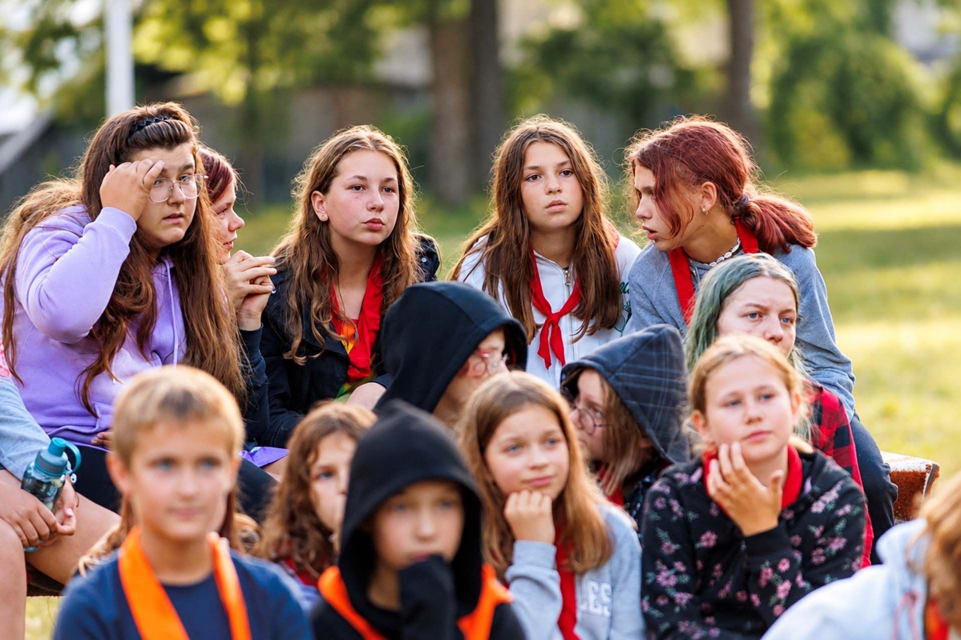 Dziewczynki słuchają kierownika obozu w Kuźnicy