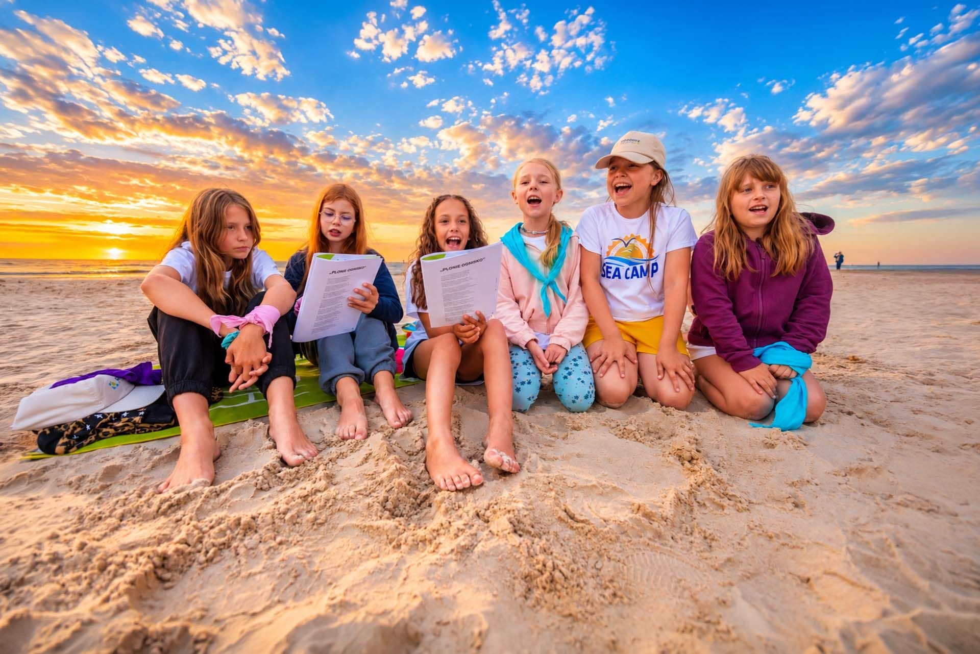 Dziewczynki śpiewają na plaży w Łebie