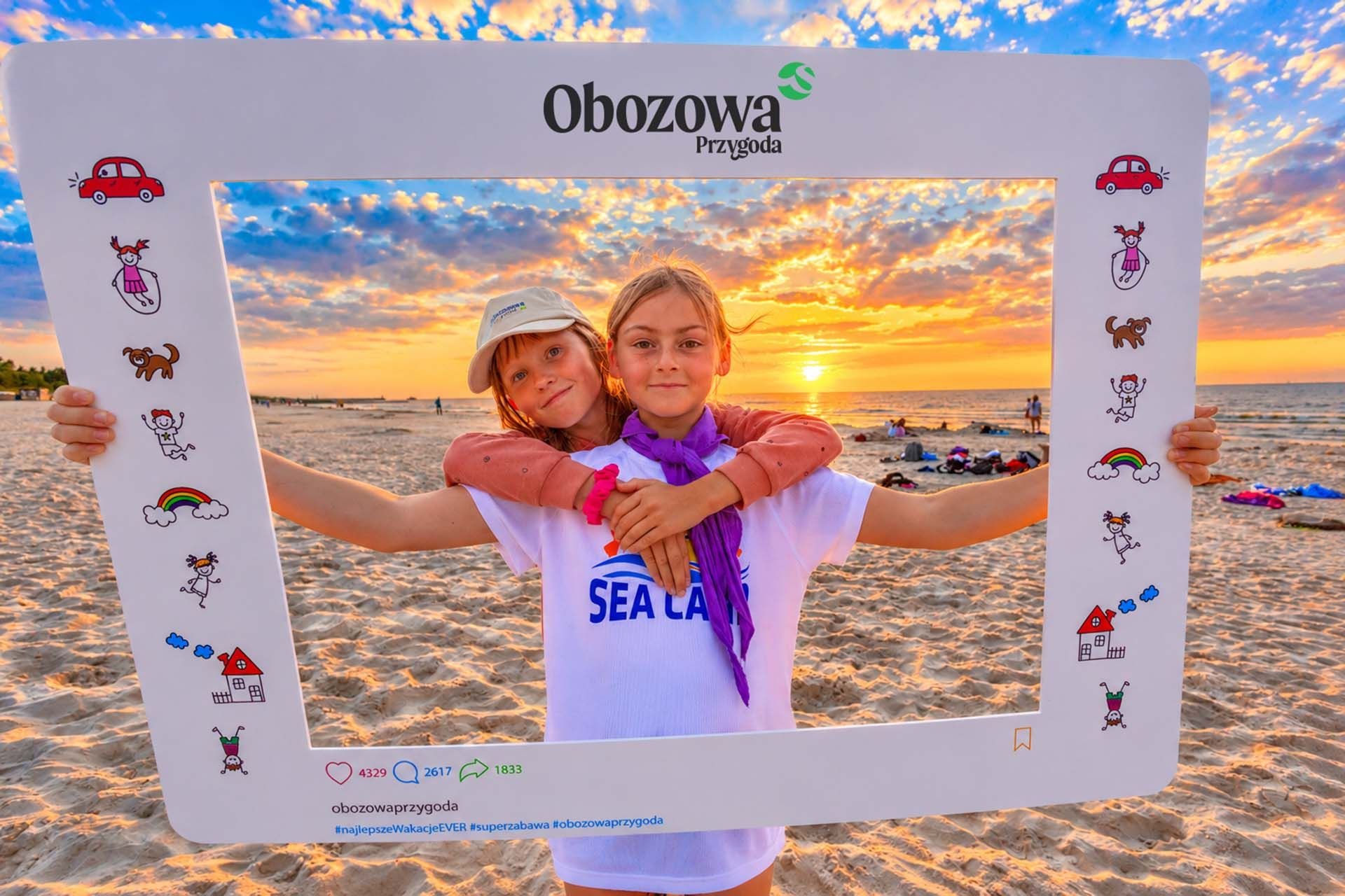 Dziewczynki z ramką do zdjęć na plaży w Łebie