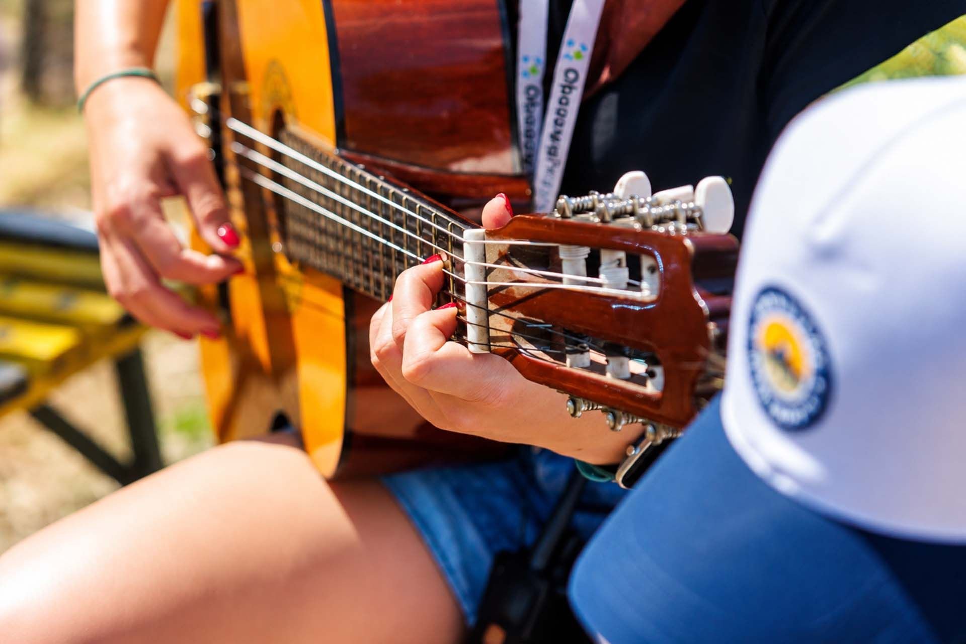 Gitara w słońcu podczas obozu w Kuźnicy