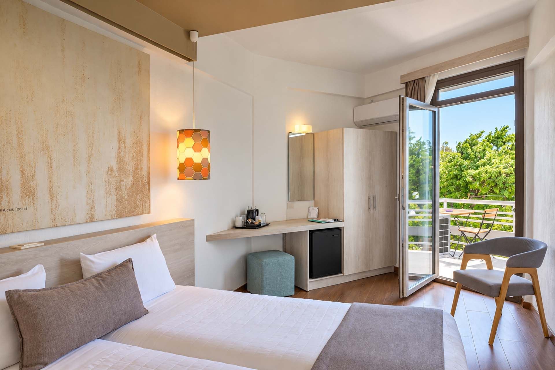 Jasny, nowoczesny pokój hotelowy z balkonem The Grove Seaside w Grecji