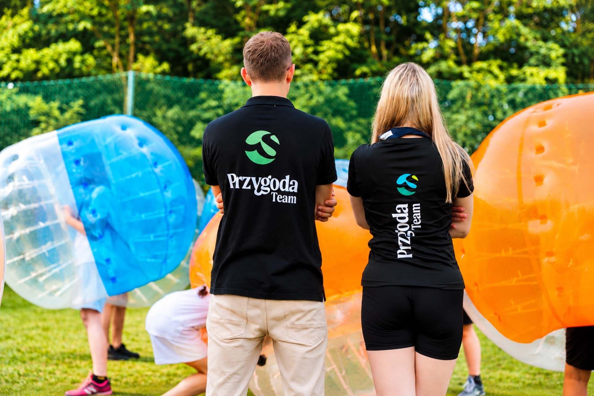 Kadra pilnuje dzieci grających w bumper ball