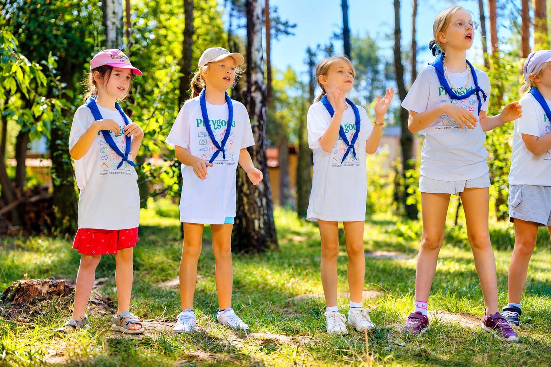 Dziewczynki słuchają instruktora na Kids Camp