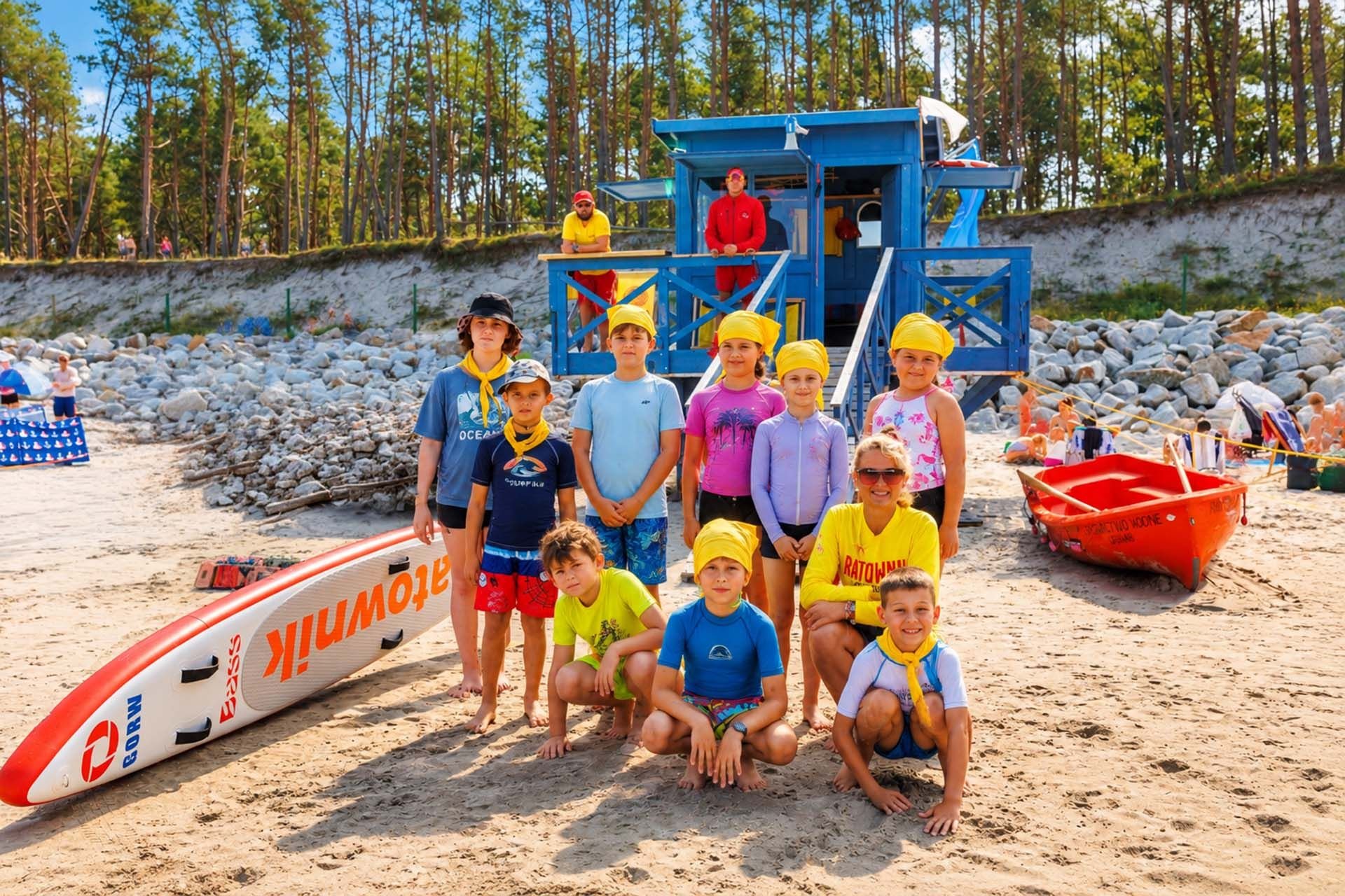 Ratownik w budce na plaży w Pogorzelicy