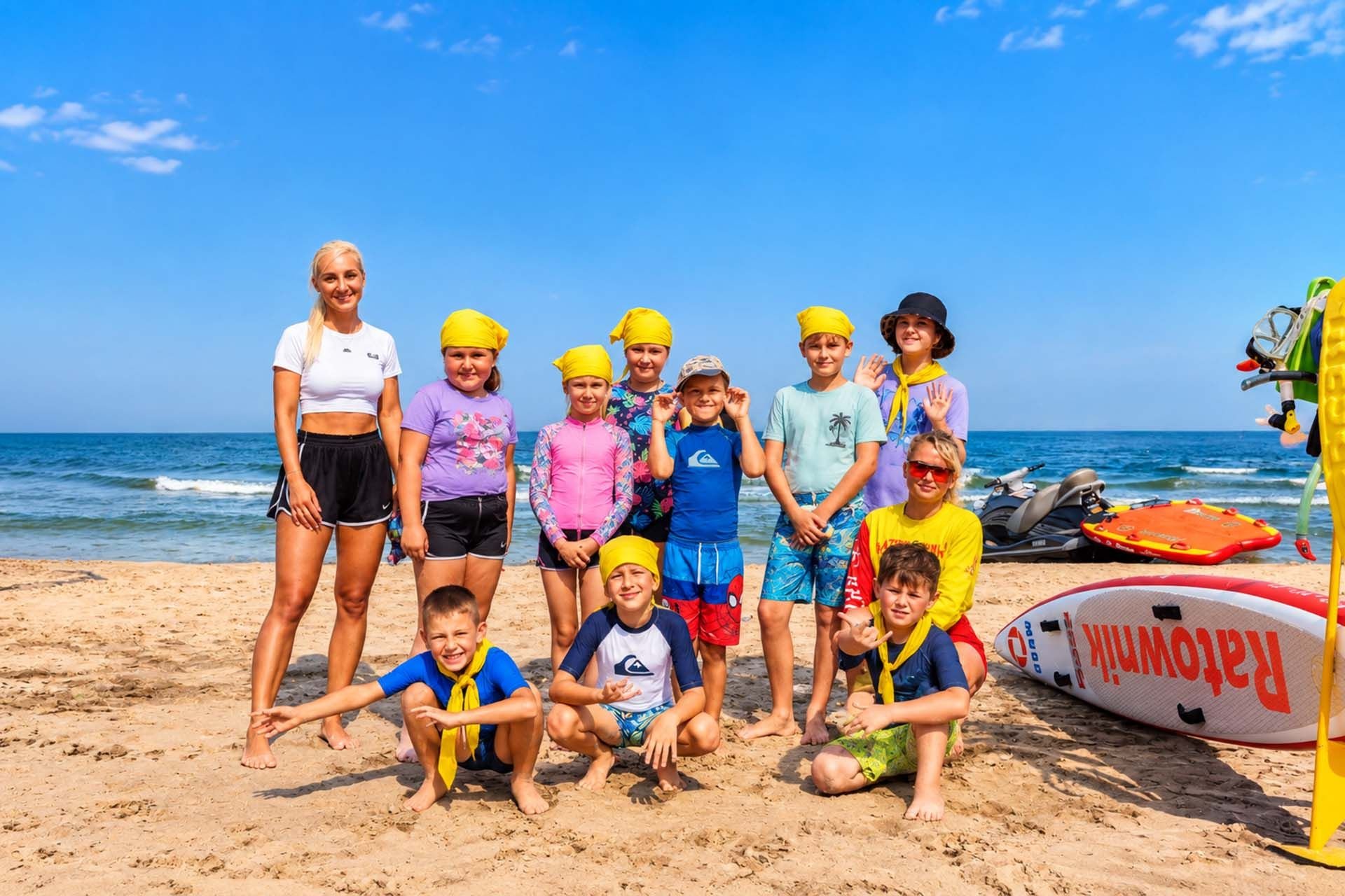 Ratowniczka z dziećmi i wychowawczynią na plaży