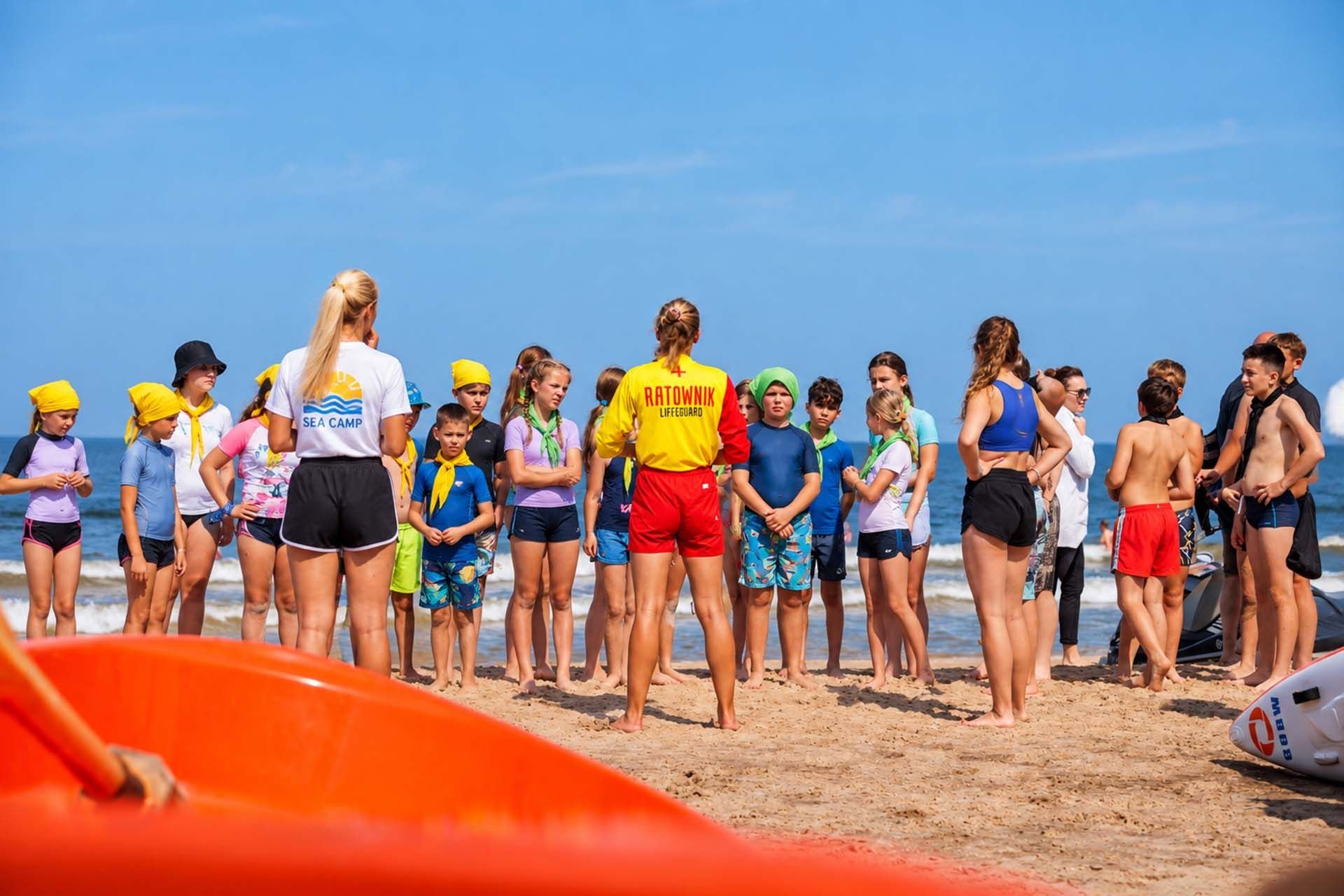 Odprawa ratowników na plaży w Pogorzelicy