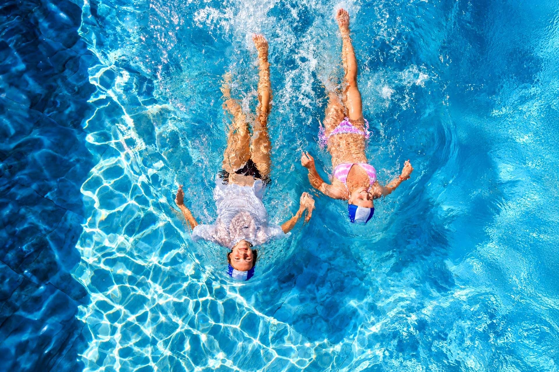 Młodzież w basenie na campingu Roma Capitol