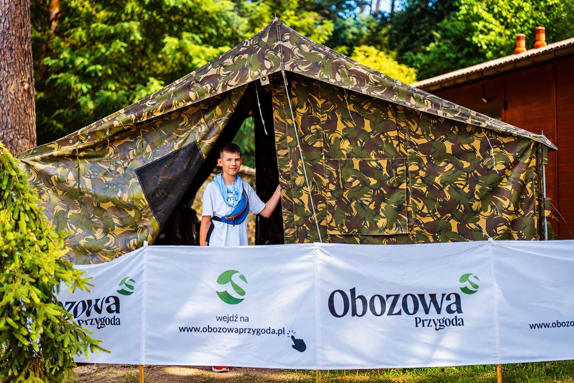 Chłopiec w namiocie harcerskim w Smerzynie