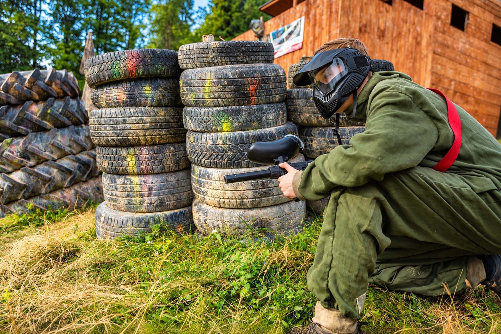 Gracz paintballowy za oponami w Zakopanem