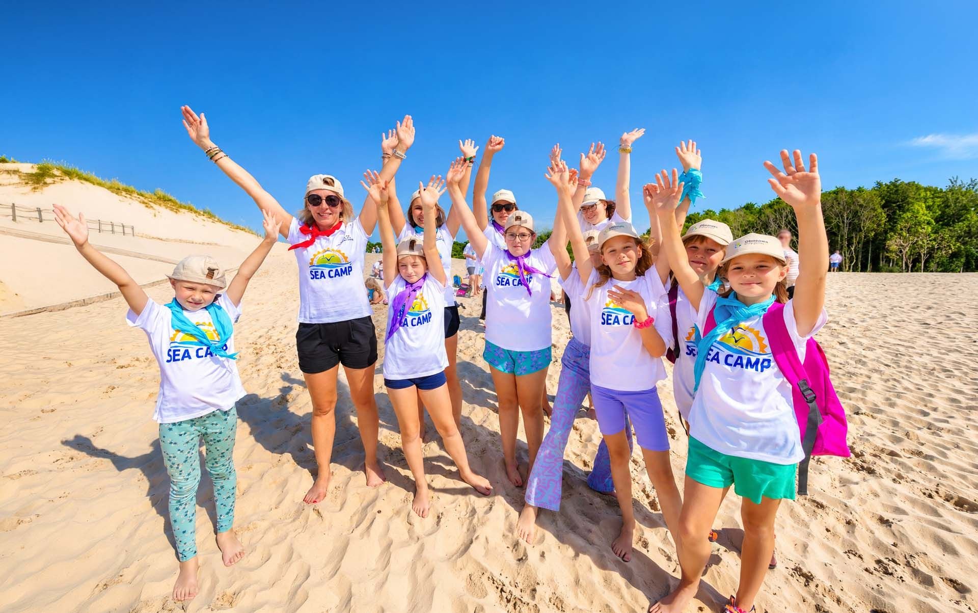 Radosna ekipa Sea Camp na plaży w Łebie