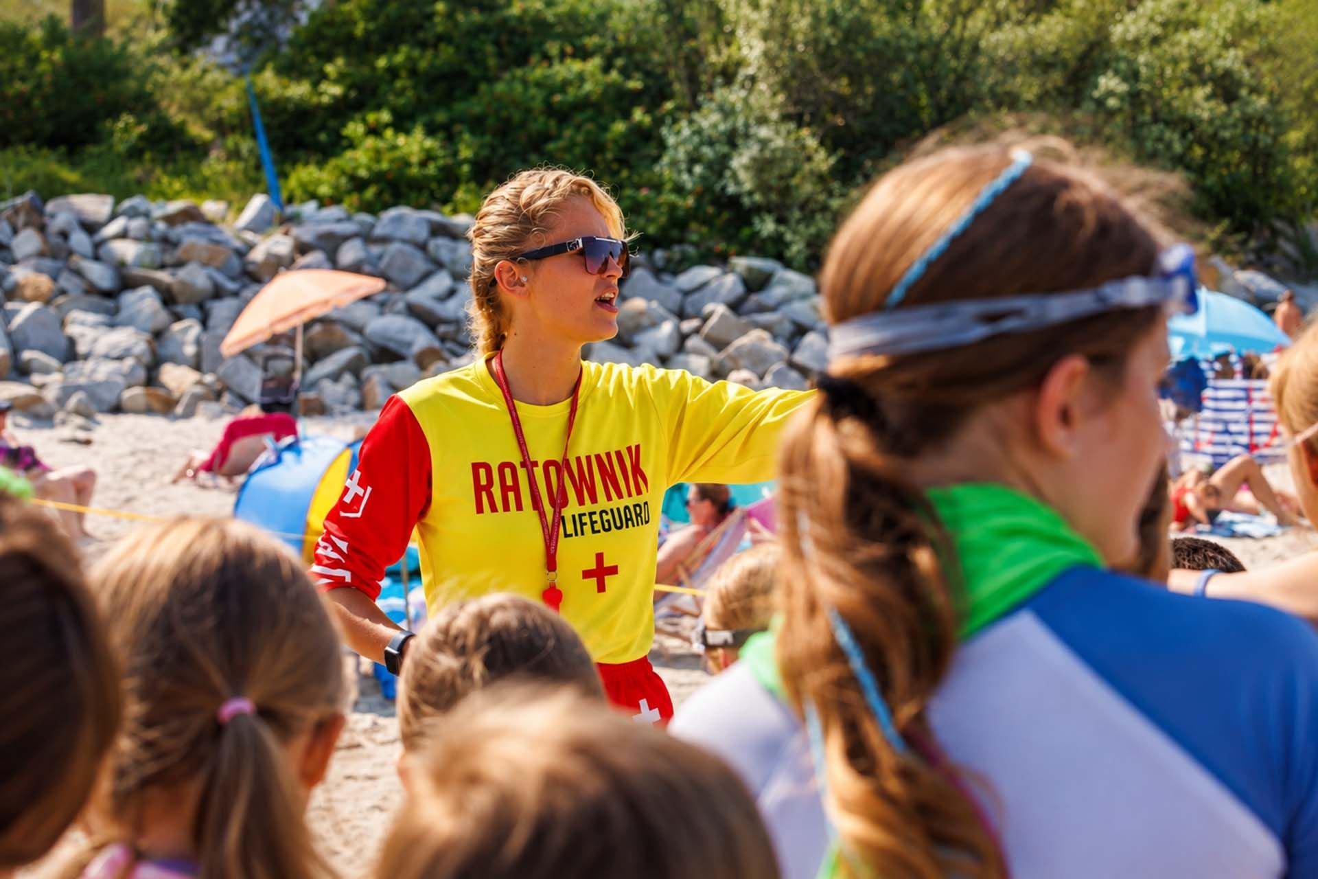 Ratowniczka instruuje dzieci na plaży w Pogorzelicy