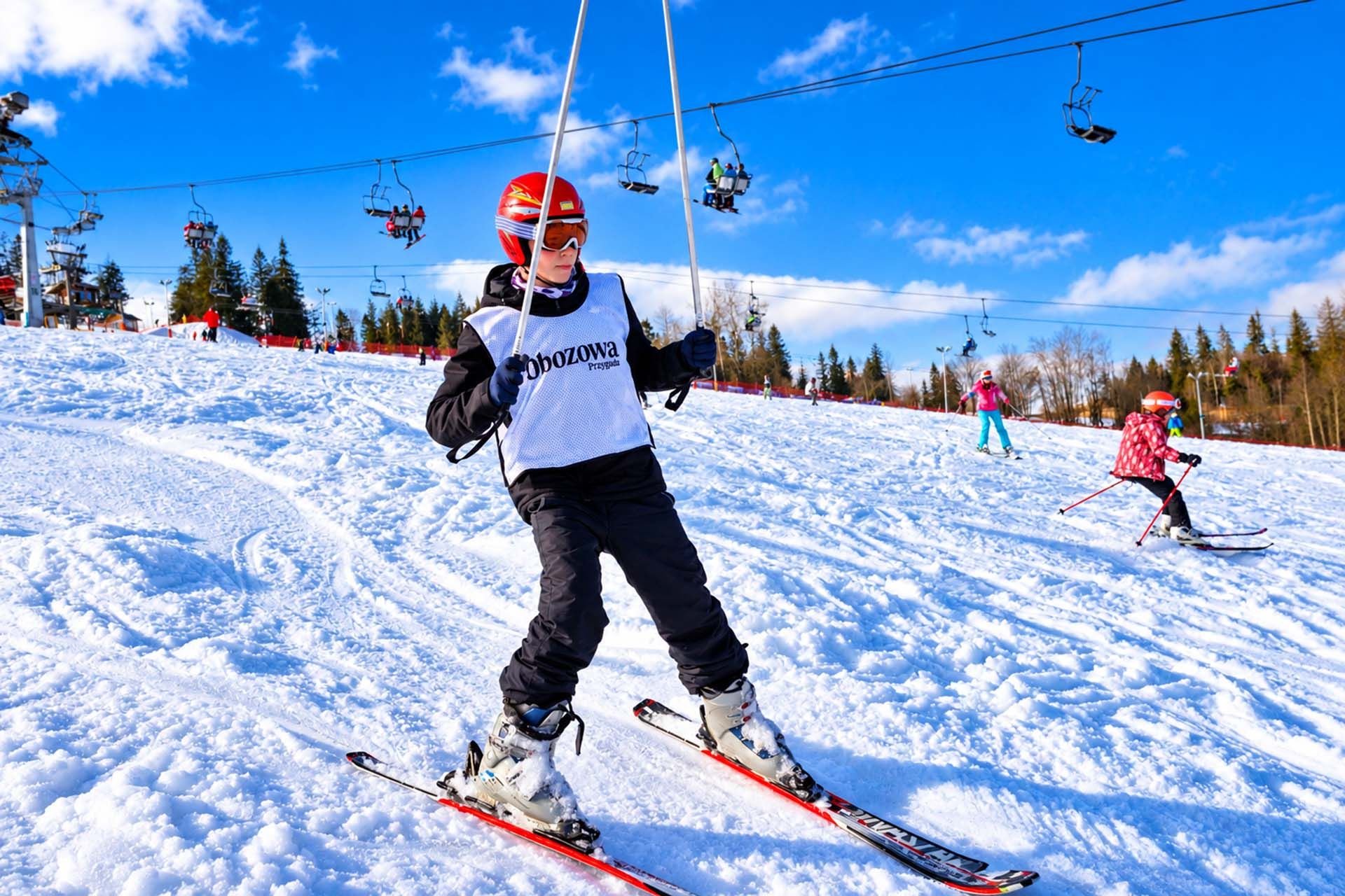 Ski Pro dla młodzieży, chłopiec zjeżdżający na nartach
