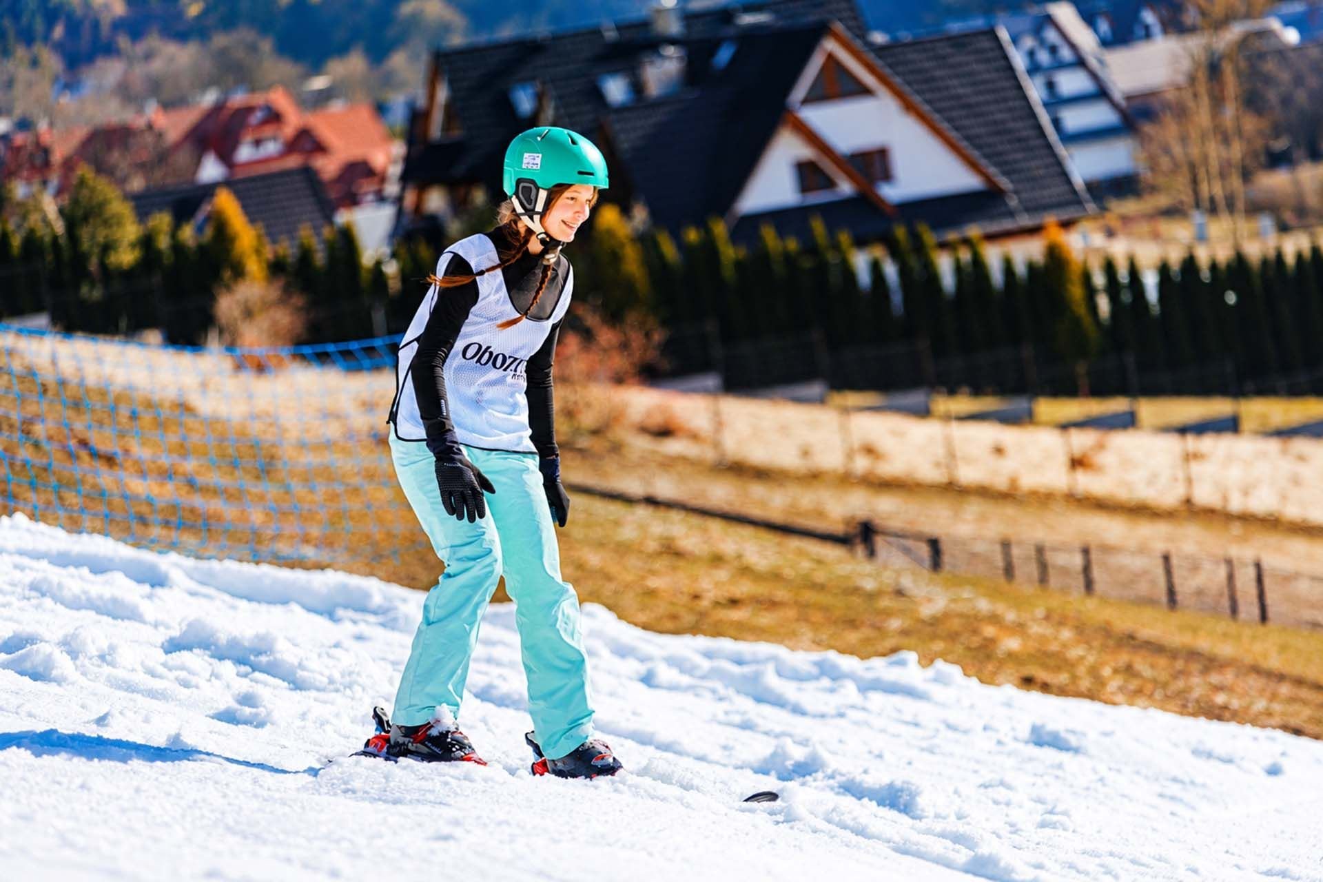 Dzieci na obozie snowboardowym - pierwszy dzień na desce