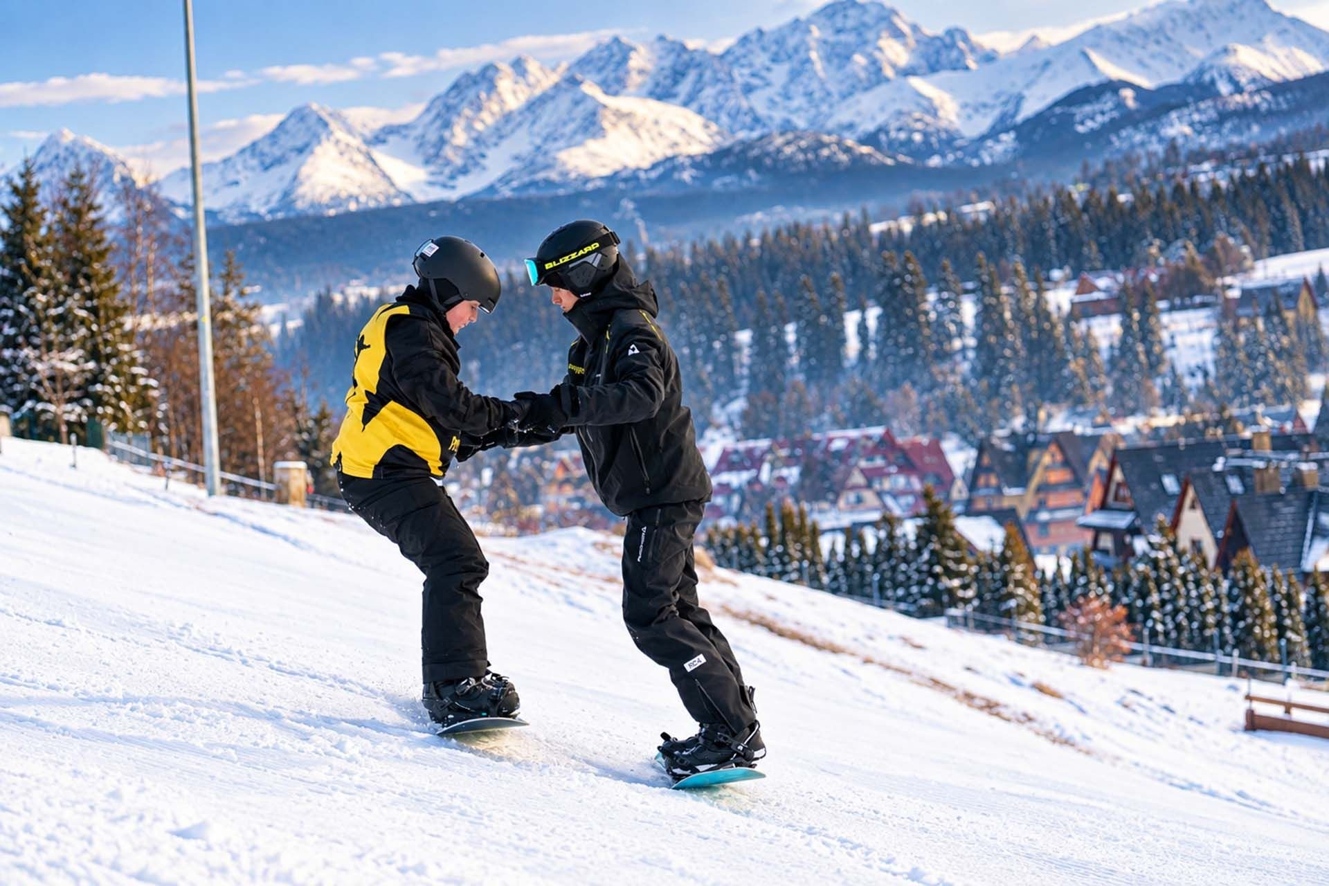 Pierwszy zjazd chłopca na snowboardzie na stoku
