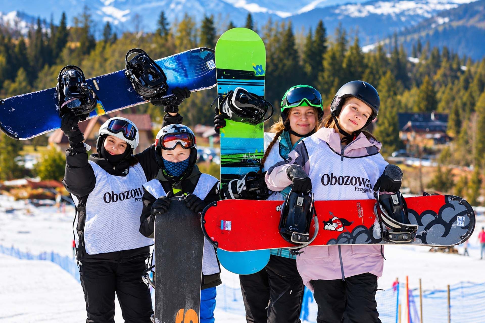 Dzieci i młodzież na obozie snowboardowym w Zakopanem