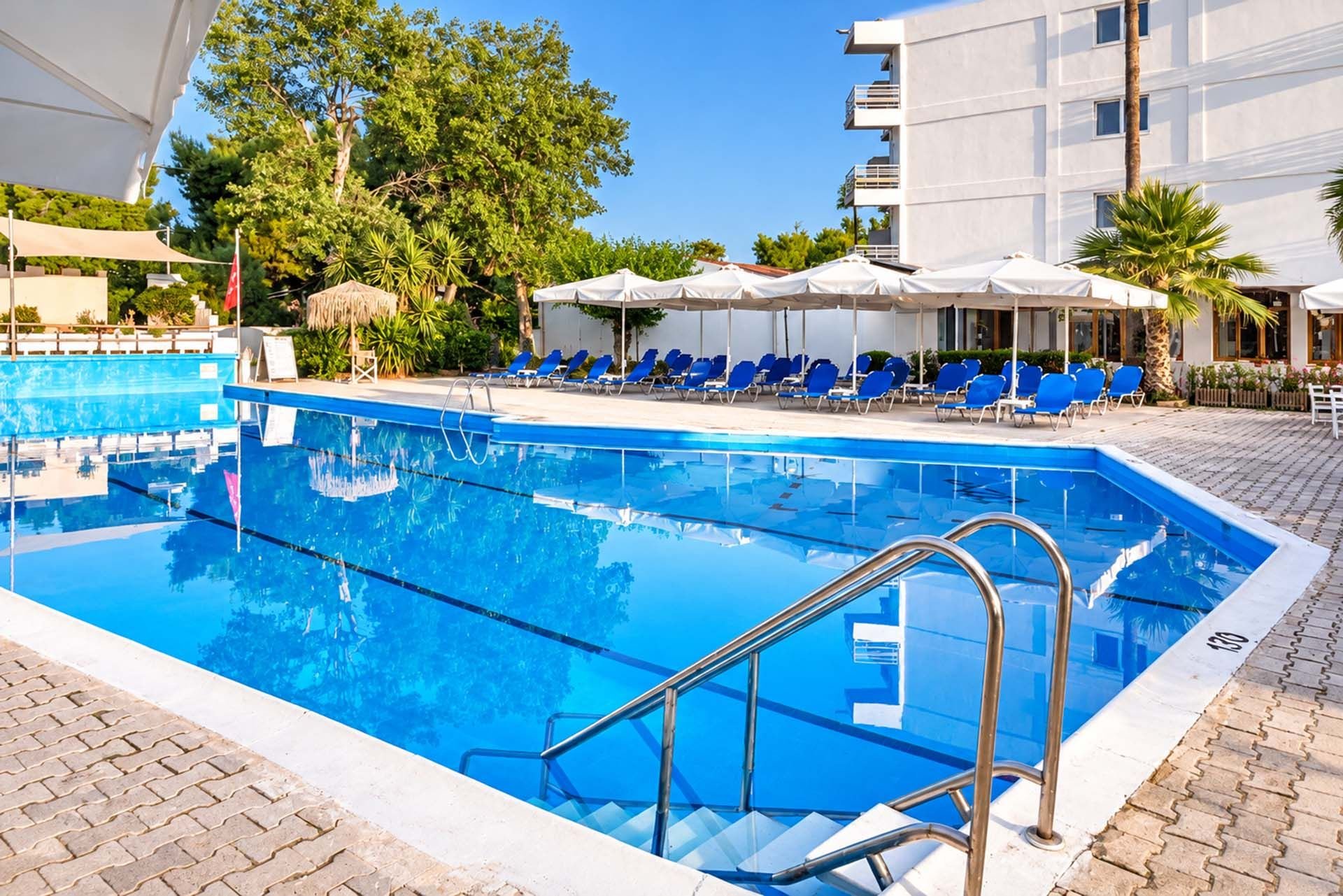 Spokojny basen w śródziemnomorskim kurorcie The Grove Seaside w Grecji