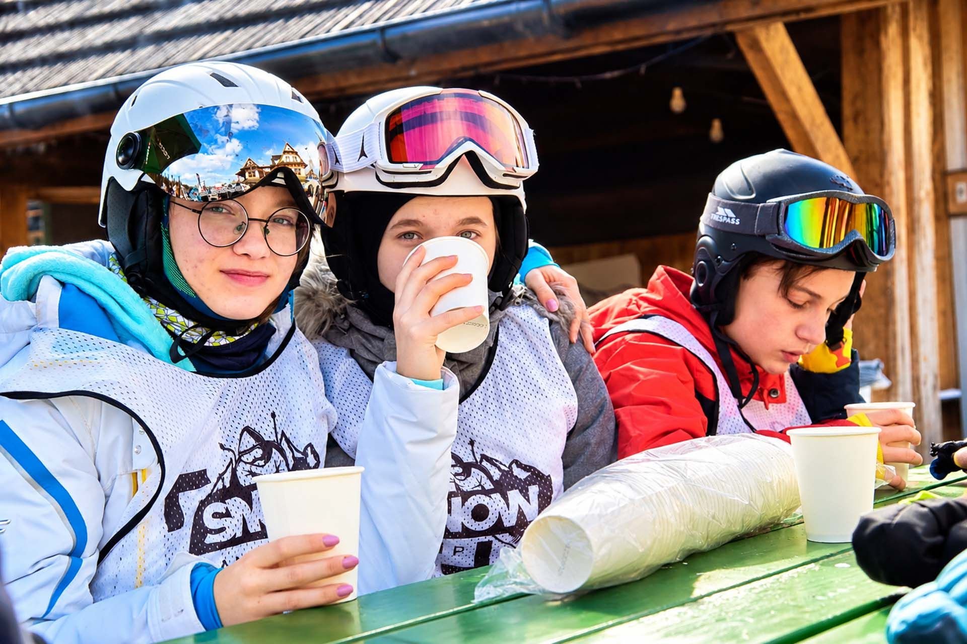 Szybki lunch na stoku podczas zimowiska - wyżywienie na obozie zimowym