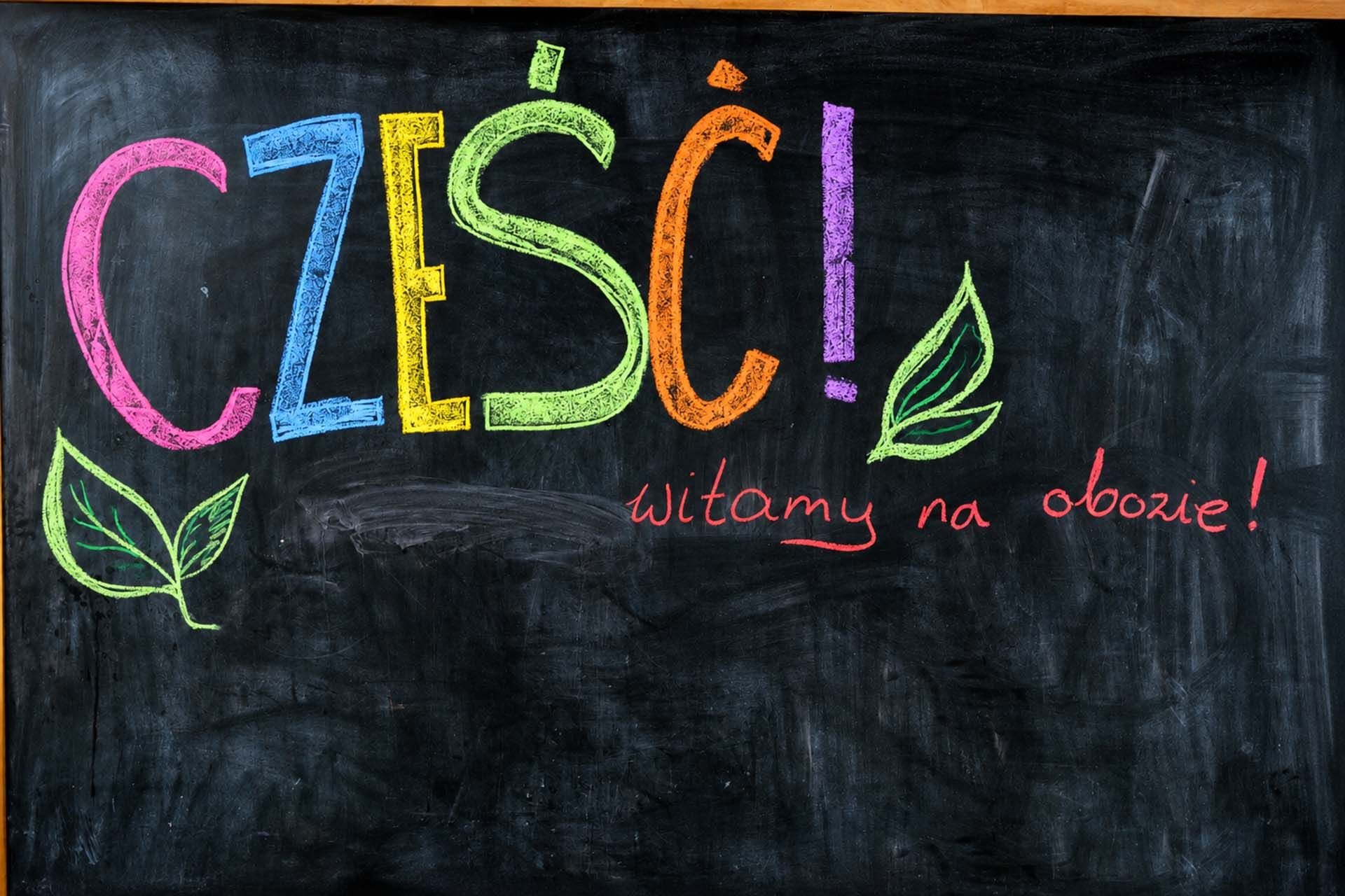 Tablica z napisem Cześć, witamy w Obozowej Przygodzie