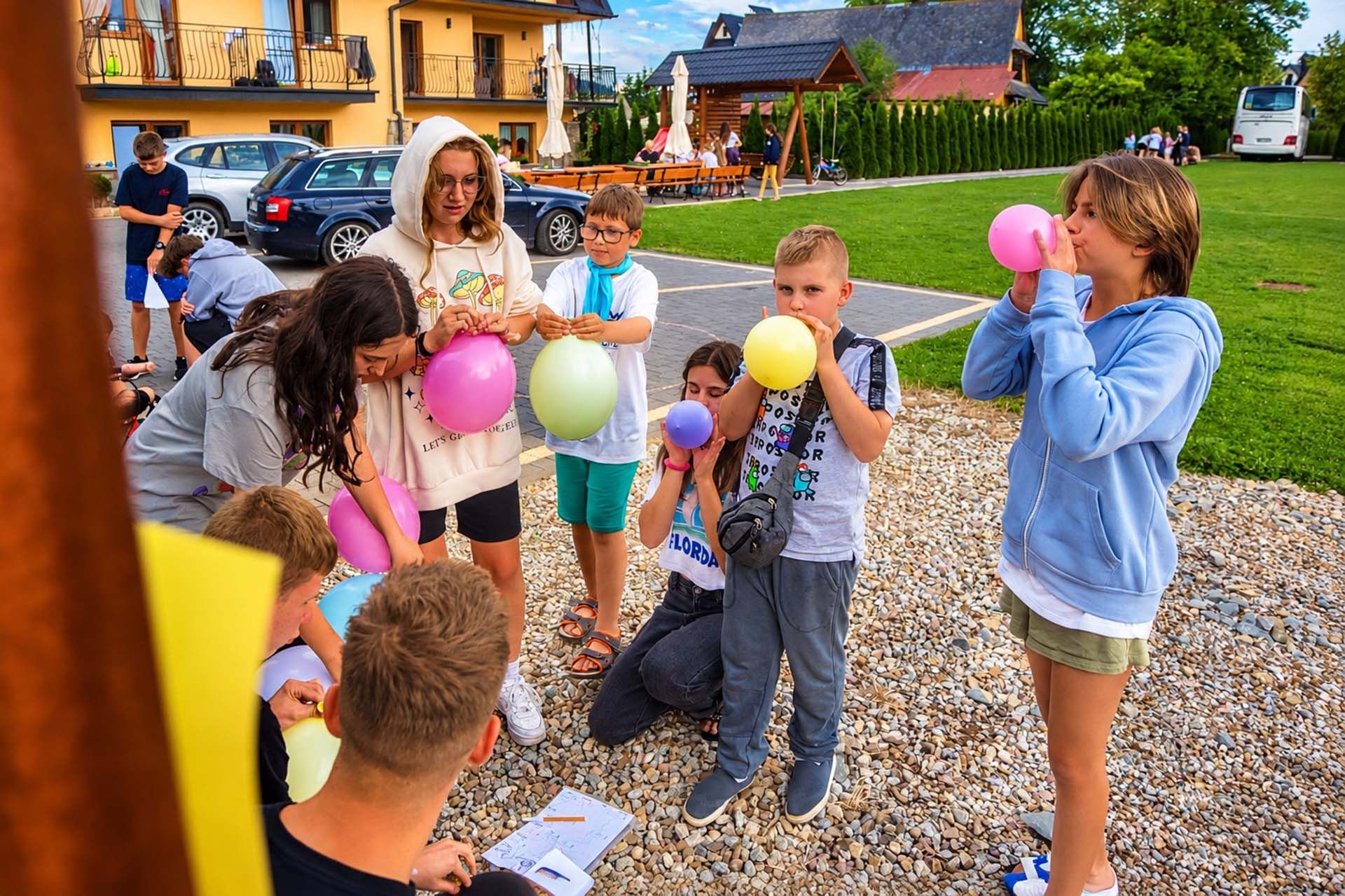 Jak góry wpływają na integrację grupy podczas kolonii i obozów?