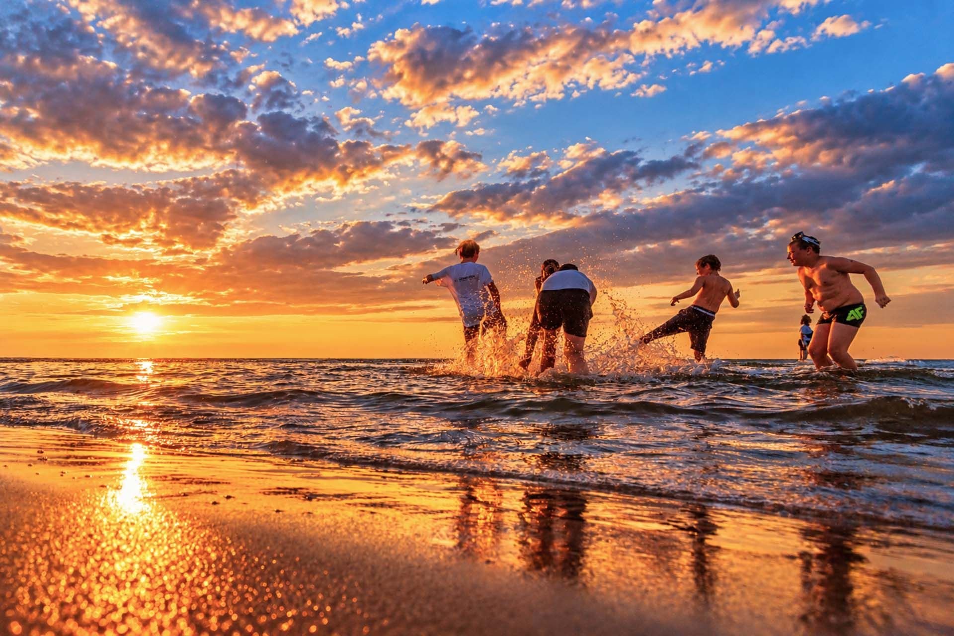 Zabawa dzieci na plaży w Łebie w blasku zachodu słońca