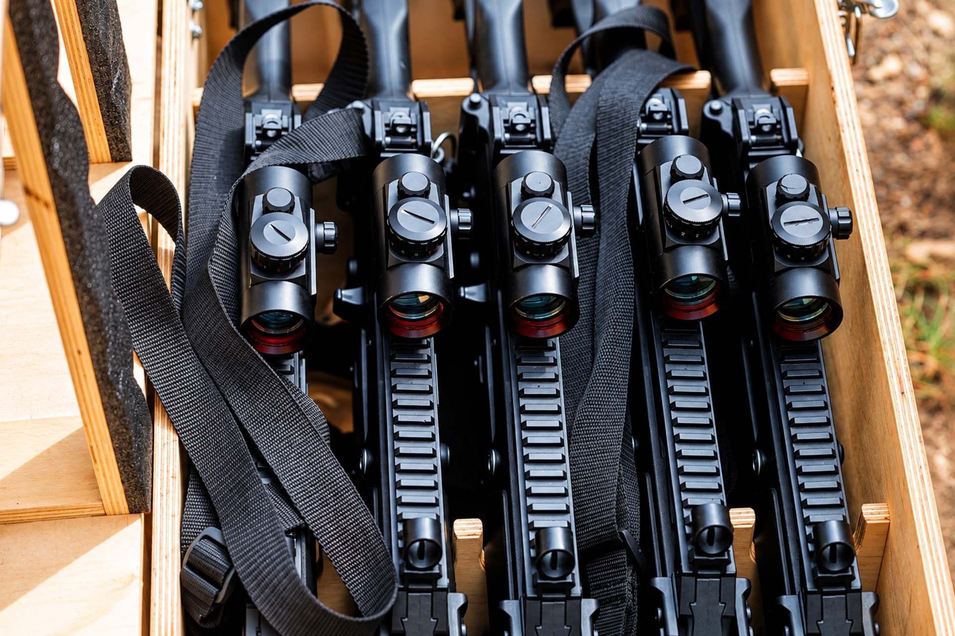 Karabiny do paintballa laserowego na obozie w Kuźnicy