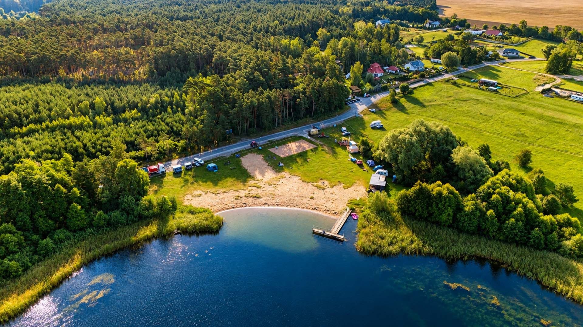 Plaża nad jeziorem w Smerzynie - widok z góry