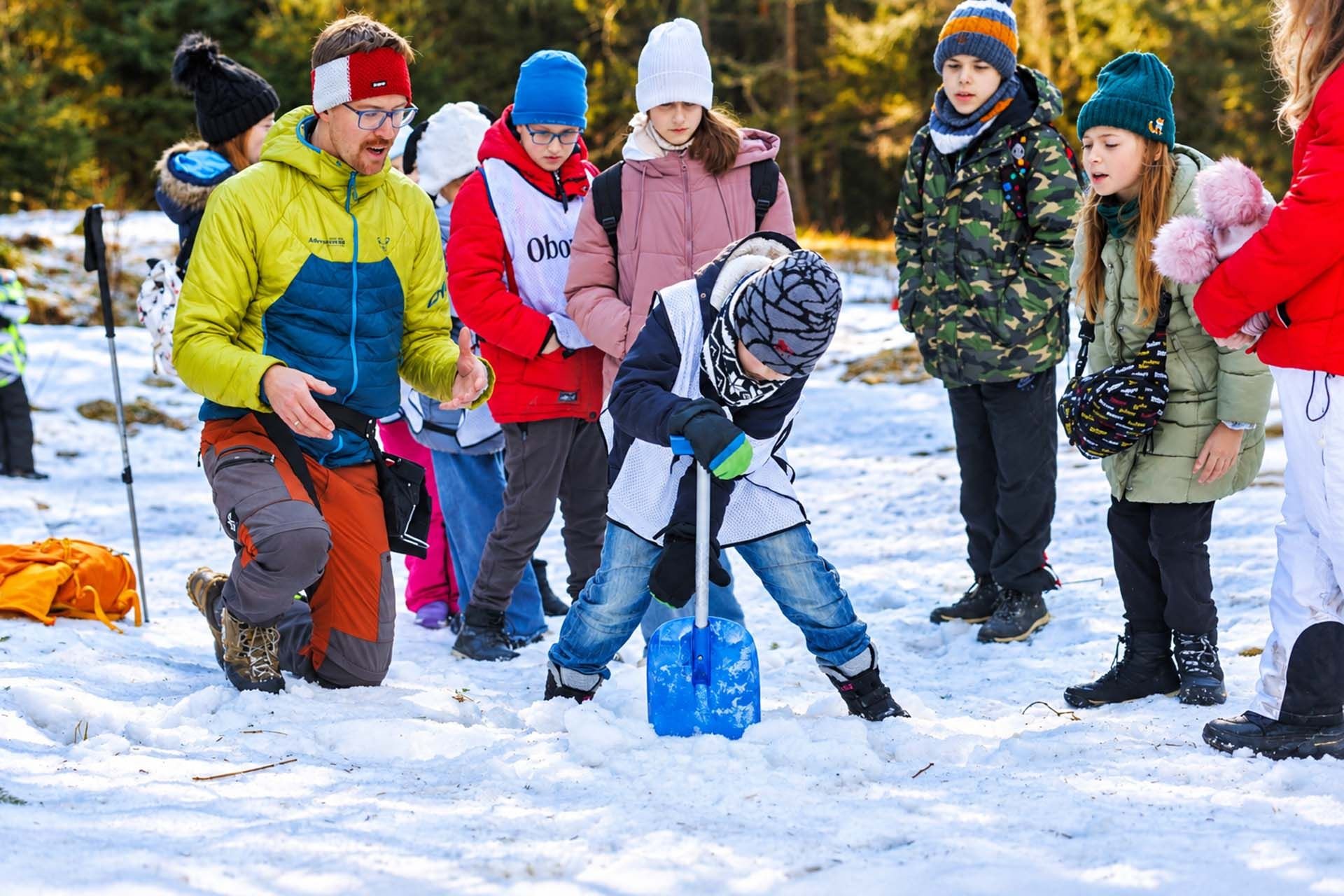 Zimowa zabawa na śniegu podczas Snow Camp