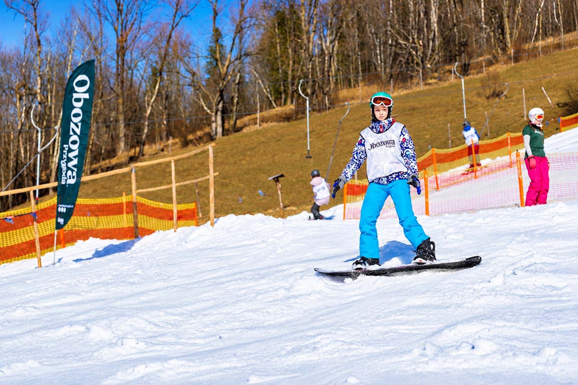 Zjazd na desce na stoku - obozy snowboardowe w Polsce
