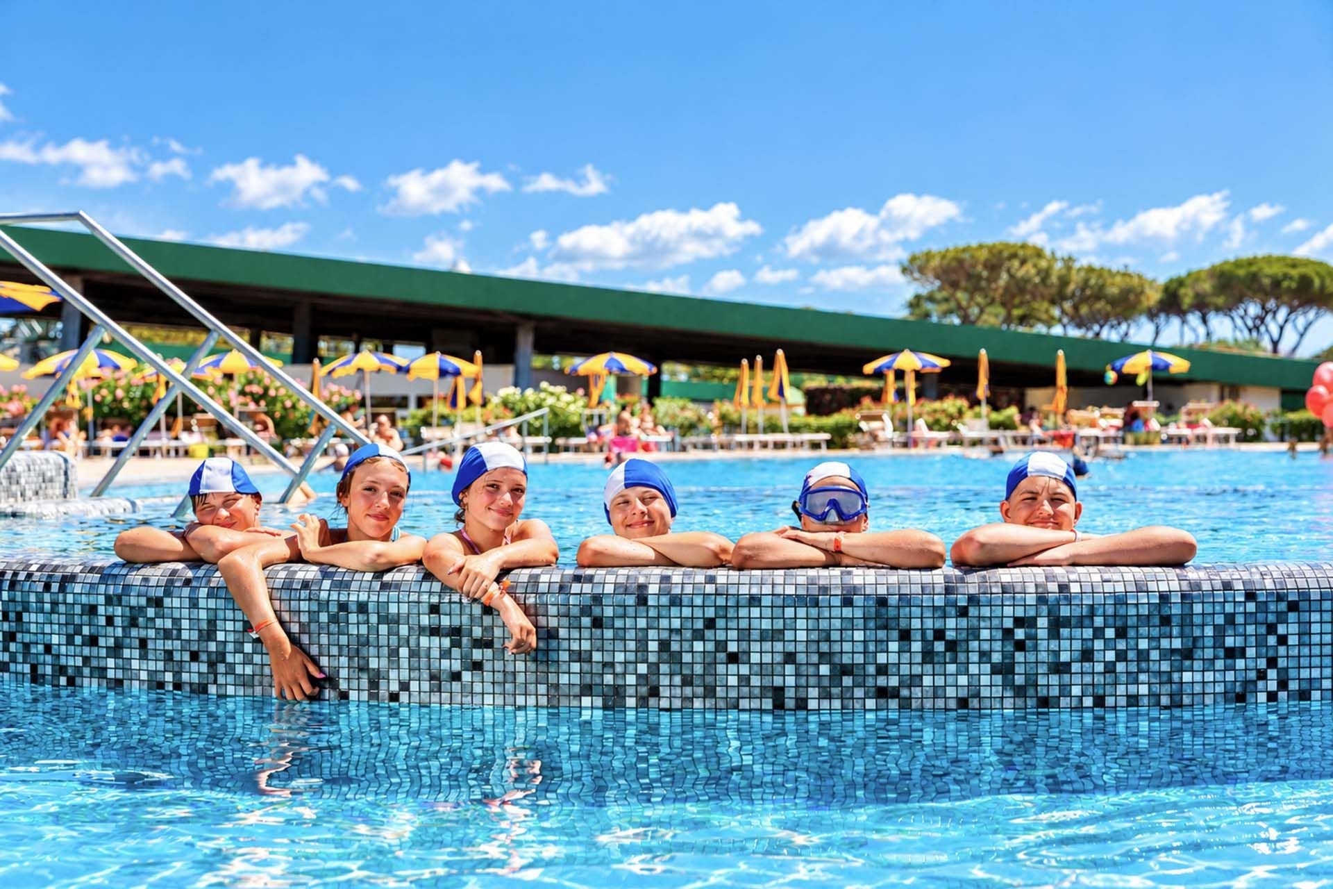 Uczestnicy Italy Camp w basenie na campingu pod Rzymem