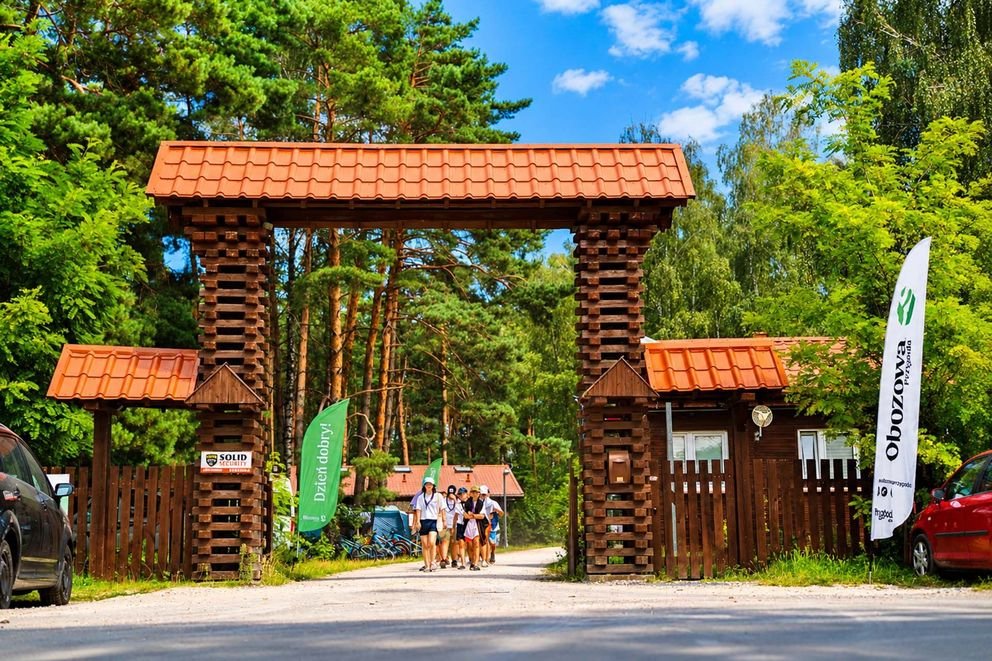 Brama wjazdowa do Smerzyna piękna pogoda