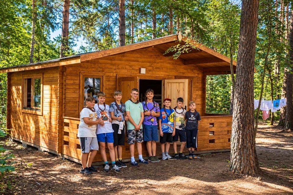 Grupa chłopców przed domkiem w Kuźnicy