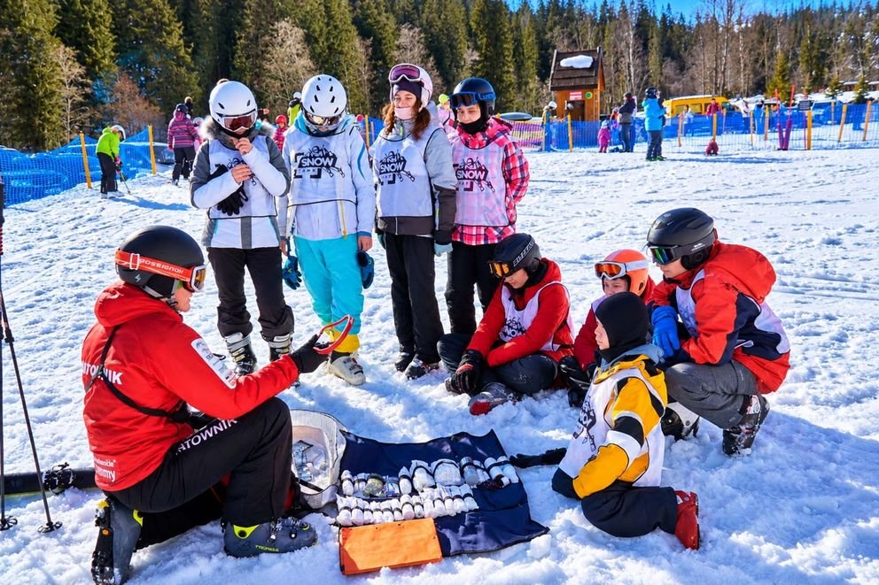 Instruktor szkoli dzieci na stoku ski Camp
