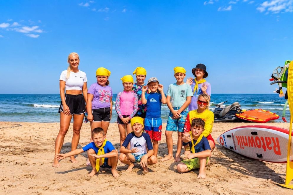 Letni portret ratowniczej na plaży dzieci i wychowawczyni na Sea Camp