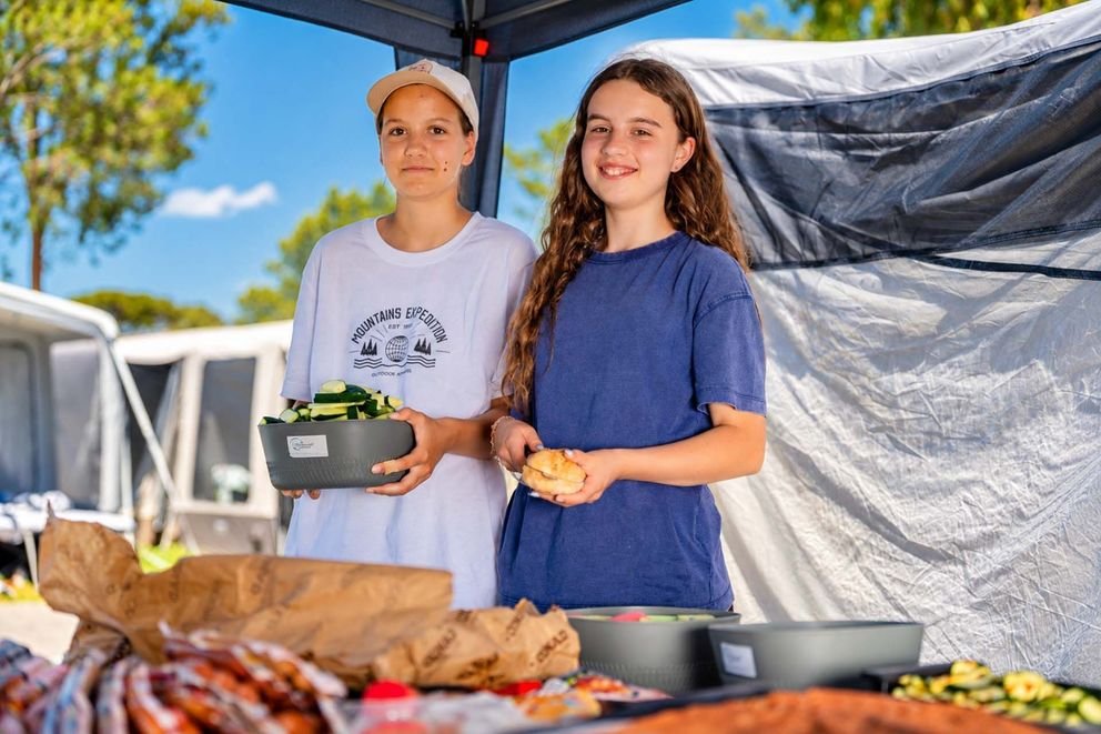 Przygotowywanie posiłku na campingu we Włsozech przez dzieci