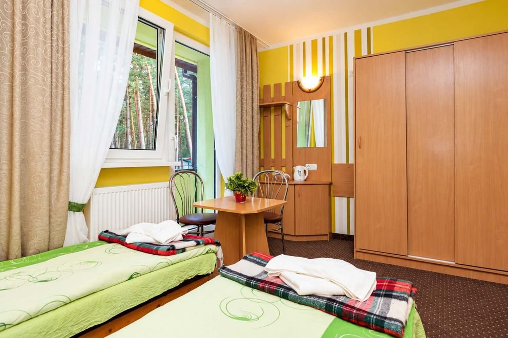 Przytulny pokój z widokiem na las w Pogorzelicy ośrodek Dziejba Leśna