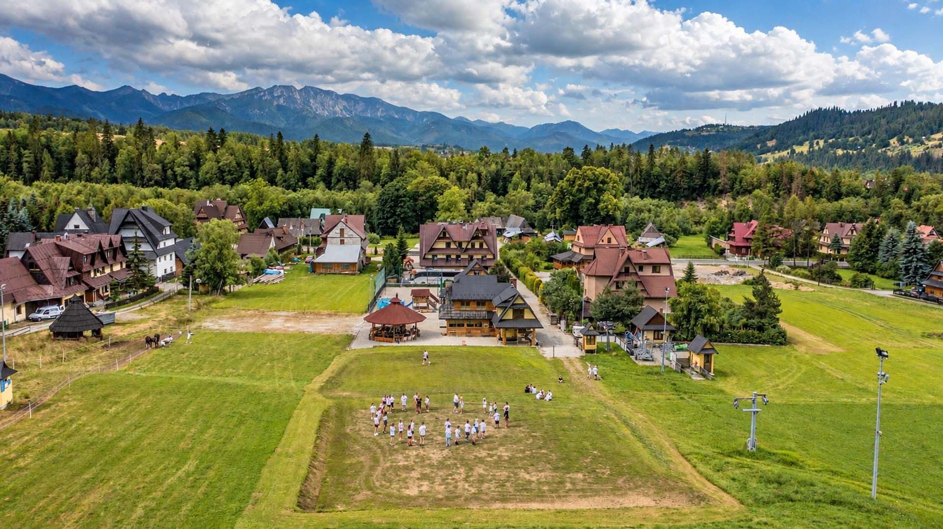 Pensjonat U Gruloka z lotu ptaka, w tle Tatry