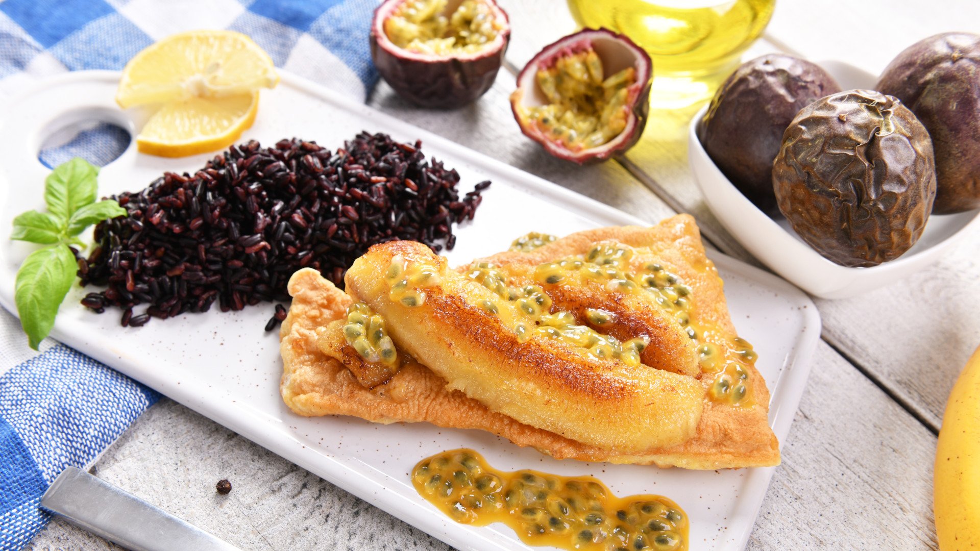 Juodoji kalavija (Espada) su bananais