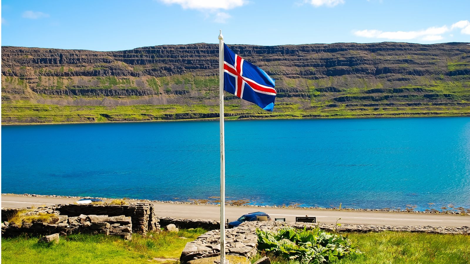 Flaga islandii, w tle fiordy.