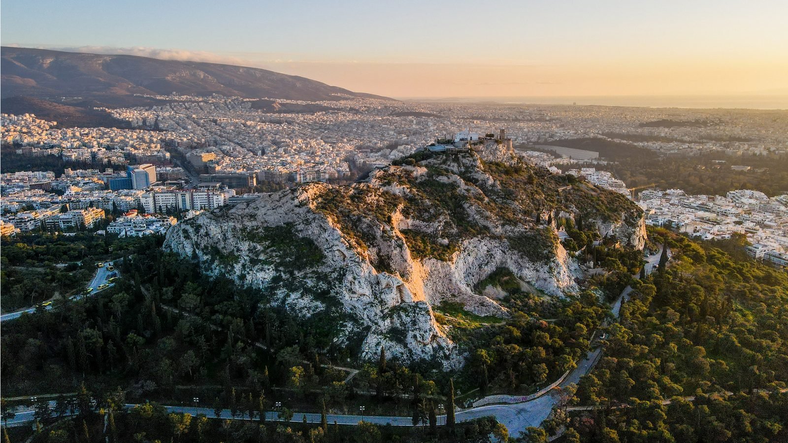Krajobraz powietrzny ze starożytnego wzgórza Lycabettus Pomnik zimowego zachodu słońca Śródziemnomorskie Ateny Grecja