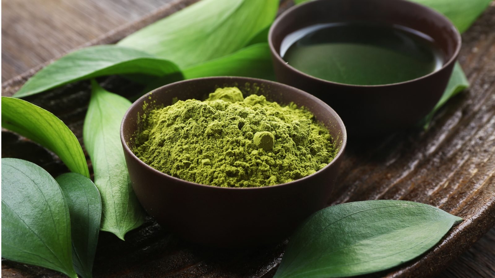 Sproszkowana matcha w naczyniu