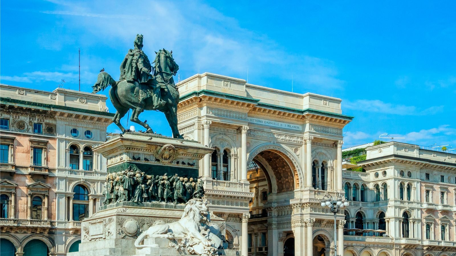 Galeria Wiktor Emanuel II i pomnik konny Wiktora Emanuela II na placu Katedralnym w Mediolanie, Lombardia, Włochy. Słynna atrakcja turystyczna Mediolanu.