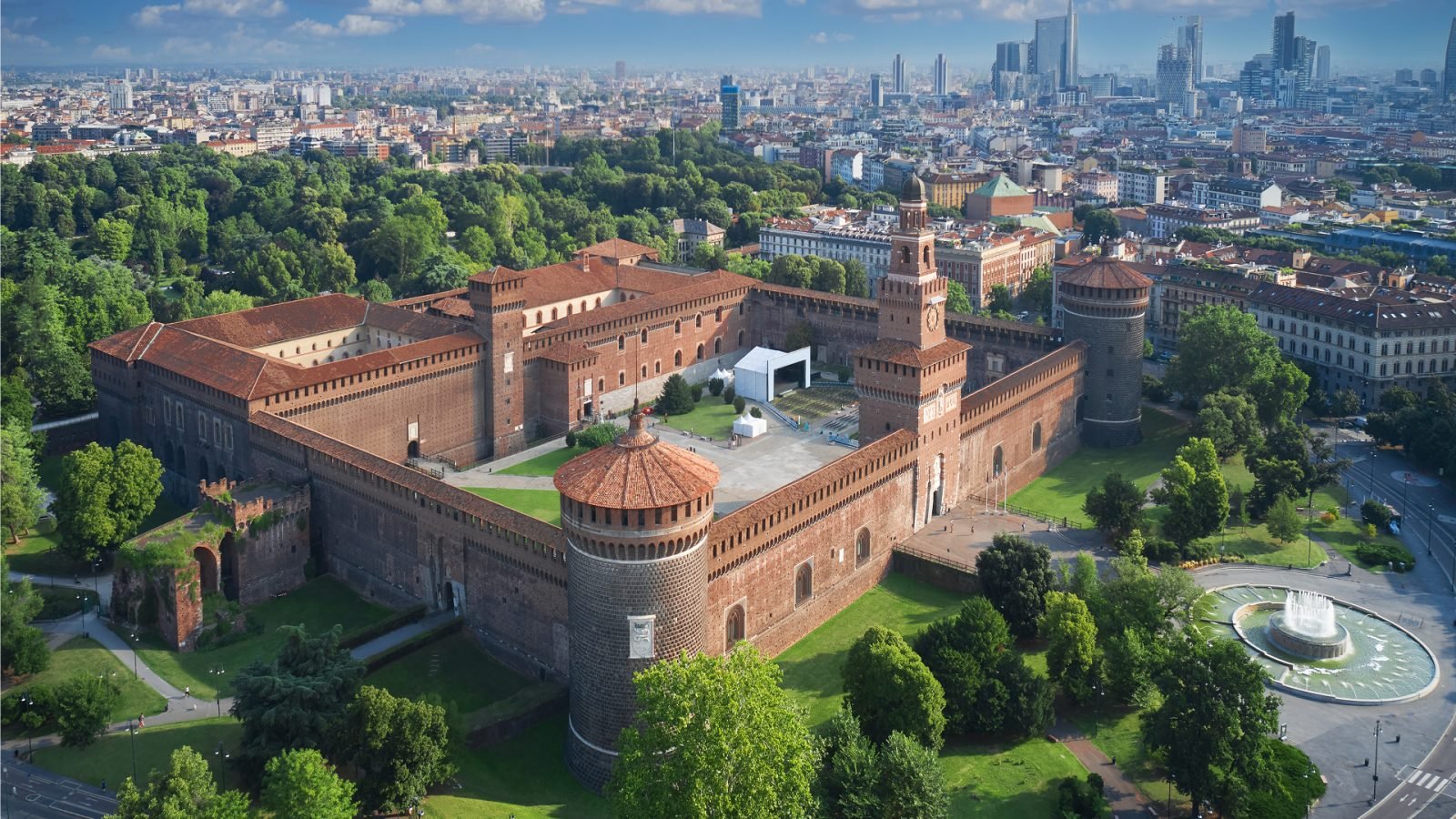 Rezydencja książąt Mediolanu z dynastii Sforzów w Mediolanie. Widok z lotu ptaka na Zamek Sforzów. Widok z góry na Zamek Sforzów w Mediolanie we Włoszech. Główny włoski zamek w Mediolanie.
