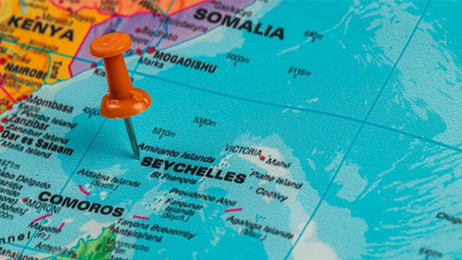 Zbliżenie na szczegółową mapę, na której zaznaczono Seszele pinezką.